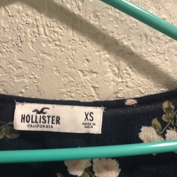 Cute top. Crinkly material.elastic around the wrists. - Picture 9 of 9